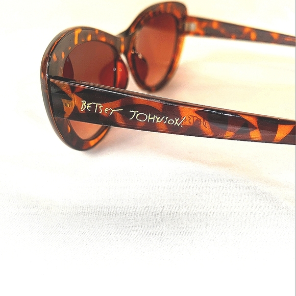 Betsey Johnson sunglasses - Picture 4 of 4